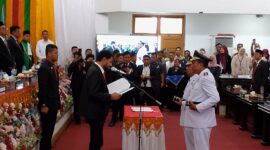 Gubernur Aceh Muzakir Manaf, melantik dan mengambil sumpah, H Sibral Malasyi dan Hasan Basri, pada Rapat Paripurna DPRK Pidie Jaya di Gedung DPRK setempat, Selasa (18/2/2025) (foto. Rissan)