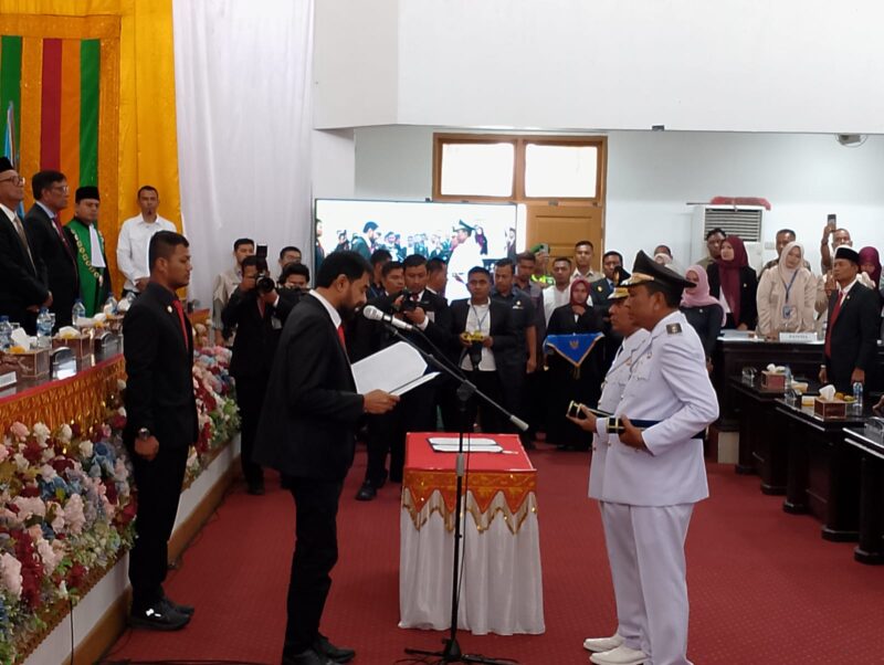 Gubernur Aceh Muzakir Manaf, melantik dan mengambil sumpah, H Sibral Malasyi dan Hasan Basri, pada Rapat Paripurna DPRK Pidie Jaya di Gedung DPRK setempat, Selasa (18/2/2025) (foto. Rissan)