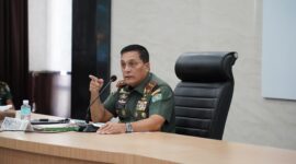 Mayor Jenderal TNI Niko Fahrizal, M.Tr.(Han), menerima paparan Rencana Garis Besar (RGB) Program Latihan Siap Operasi (Proglatsiapops) Sistem Blok Yonif 113/Jaya Sakti. Kegiatan ini berlangsung di Aula Gedung Malahayati, Lantai II, Makodam IM, pada Kamis (20/02/2025).