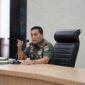 Mayor Jenderal TNI Niko Fahrizal, M.Tr.(Han), menerima paparan Rencana Garis Besar (RGB) Program Latihan Siap Operasi (Proglatsiapops) Sistem Blok Yonif 113/Jaya Sakti. Kegiatan ini berlangsung di Aula Gedung Malahayati, Lantai II, Makodam IM, pada Kamis (20/02/2025).