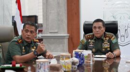 Mayor Jenderal TNI Niko Fahrizal, M.Tr.(Han), menerima paparan dari Komandan Korem 012/Teuku Umar, Kolonel Inf Benny Rahadian, S.E., M.Han., mengenai hasil renovasi dan pembangunan fasilitas di Makam Pahlawan Nasional Teuku Umar Djohan Pahlawan. Kegiatan ini berlangsung di ruang kerja Pangdam IM pada Kamis (20/2/2025).