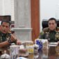 Mayor Jenderal TNI Niko Fahrizal, M.Tr.(Han), menerima paparan dari Komandan Korem 012/Teuku Umar, Kolonel Inf Benny Rahadian, S.E., M.Han., mengenai hasil renovasi dan pembangunan fasilitas di Makam Pahlawan Nasional Teuku Umar Djohan Pahlawan. Kegiatan ini berlangsung di ruang kerja Pangdam IM pada Kamis (20/2/2025).