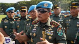 Mayor Jenderal TNI Niko Fahrizal, M.Tr.(Han), memimpin upacara pemberangkatan 467 personel Satgas Yonmek TNI Konga XXIII-S UNIFIL Yonif 114/SM yang akan bertugas dalam misi perdamaian PBB di Lebanon.  Jumat (21/2/25). 