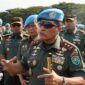 Mayor Jenderal TNI Niko Fahrizal, M.Tr.(Han), memimpin upacara pemberangkatan 467 personel Satgas Yonmek TNI Konga XXIII-S UNIFIL Yonif 114/SM yang akan bertugas dalam misi perdamaian PBB di Lebanon.  Jumat (21/2/25). 