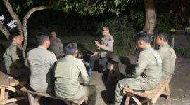 Kepala Operasi (Kaops) Madago Raya, Kombes Pol. Boy F.S. Samola, S.I.K., M.H., mengunjungi Pos Kamtibmas Kalora, Kabupaten Poso, Jumat (14/2/2025) malam. (Foto : Humas).