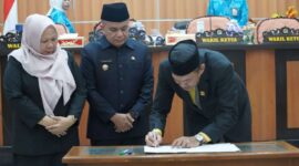 Wali Kota Palu, H. Hadianto Rasyid, SE, bersama Wakil Wali Kota Palu, dr. Reny A. Lamadjido, Sp.PK., M.Kes, menghadiri Rapat Paripurna bersama anggota Dewan Perwakilan Rakyat Daerah (DPRD) Kota Palu, yang digelar di ruang sidang utama Kantor DPRD Kota Palu pada Sabtu (08/02/2025). (Foto: Prokopim Setda Kota Palu)