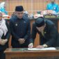 Wali Kota Palu, H. Hadianto Rasyid, SE, bersama Wakil Wali Kota Palu, dr. Reny A. Lamadjido, Sp.PK., M.Kes, menghadiri Rapat Paripurna bersama anggota Dewan Perwakilan Rakyat Daerah (DPRD) Kota Palu, yang digelar di ruang sidang utama Kantor DPRD Kota Palu pada Sabtu (08/02/2025). (Foto: Prokopim Setda Kota Palu)