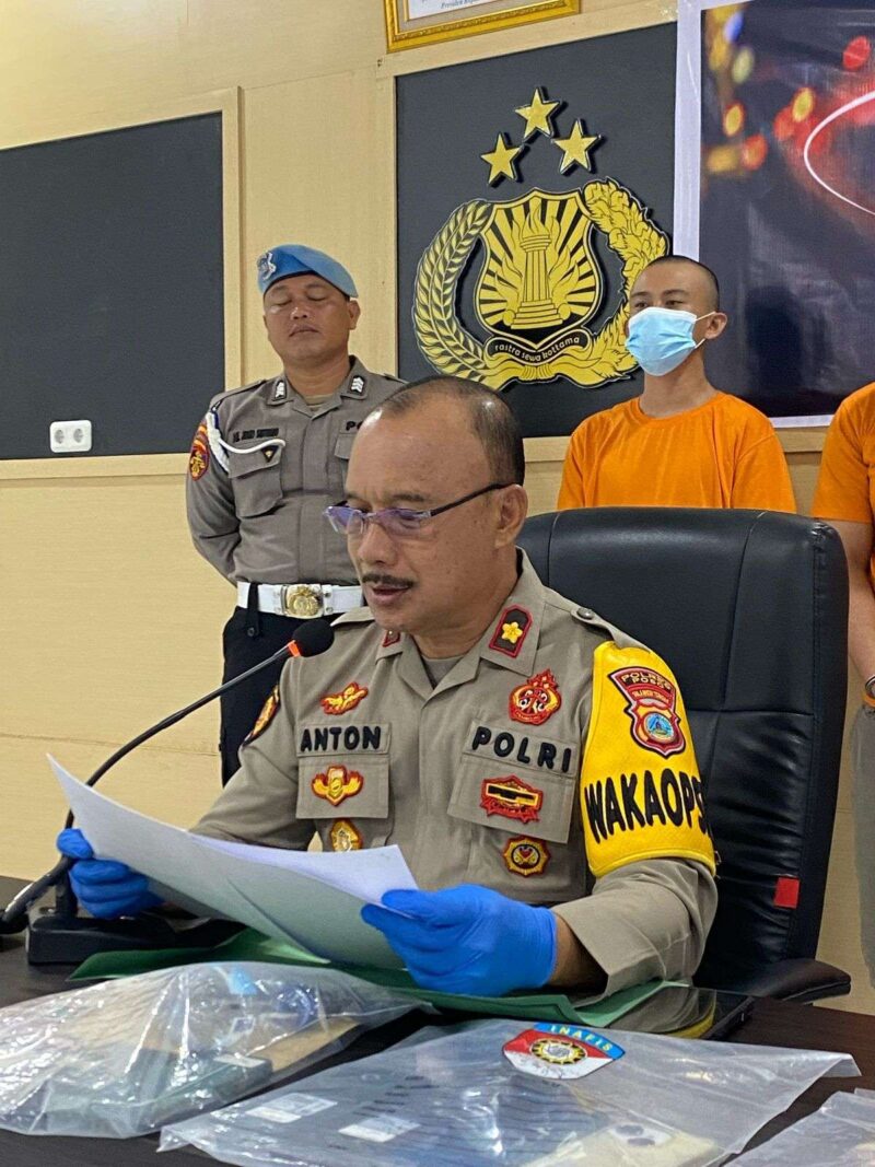 Polres Poso menggelar konferensi pers untuk mengungkap kasus peredaran dan penyalahgunaan narkoba di Lapas Kelas II B Poso. Kegiatan konferensi pers tersebut dipimpin langsung oleh Wakapolres Poso, Kompol Anton H. Mohammad, S.H., M.M., didampingi oleh Kasat Resnarkoba, AKP Muliadi, S.H. Rabu(19/2/25).