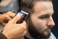 FOTO ILUSTRASI PRIA CUKUR RAMBUT