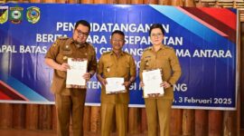 Gubernur Sulawesi Tengah Rusdy Mastura (tengah) memperlihatkan berita acara kesepakatan tapal batas dan pembangunan pintu gerbang bersama antara Kabupaten Poso dan Kabupaten Parigi Moutong. (Foto : Ro Adpim Sulteng).