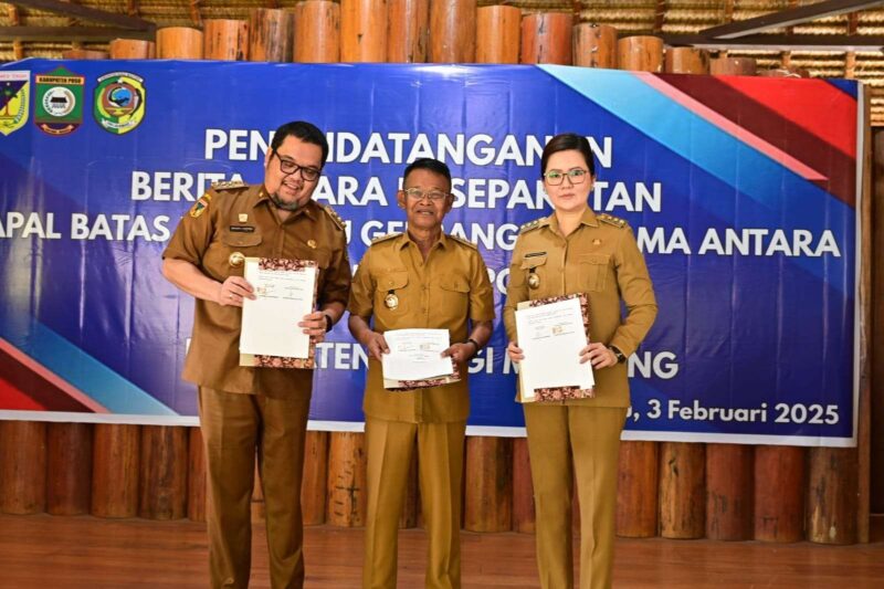 Gubernur Sulawesi Tengah Rusdy Mastura (tengah) memperlihatkan berita acara kesepakatan tapal batas dan pembangunan pintu gerbang bersama antara Kabupaten Poso dan Kabupaten Parigi Moutong. (Foto : Ro Adpim Sulteng).