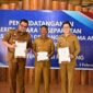 Gubernur Sulawesi Tengah Rusdy Mastura (tengah) memperlihatkan berita acara kesepakatan tapal batas dan pembangunan pintu gerbang bersama antara Kabupaten Poso dan Kabupaten Parigi Moutong. (Foto : Ro Adpim Sulteng).