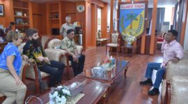 Gubernur Sulawesi Tengah H. Rusdy Mastura (kanan) menerima audiensi Koordinator Festival Persahabatan, Jakob Wendesten, di ruang kerjanya pada Jumat (31/1/2025). (Foto : Ro Adpim Sulteng).