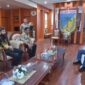 Gubernur Sulawesi Tengah H. Rusdy Mastura (kanan) menerima audiensi Koordinator Festival Persahabatan, Jakob Wendesten, di ruang kerjanya pada Jumat (31/1/2025). (Foto : Ro Adpim Sulteng).