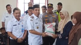 Bupati Pidie Jaya H Sibral Malasyi MA, S.Sos, ME , di dampingi Kadinsos Agusmaidi, S.Ip. MM, Serahkan Bansos Kepada Masyarakat, Rabu(26-3-2025)foto Jurnalis TLii