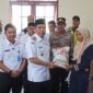 Bupati Pidie Jaya H Sibral Malasyi MA, S.Sos, ME , di dampingi Kadinsos Agusmaidi, S.Ip. MM, Serahkan Bansos Kepada Masyarakat, Rabu(26-3-2025)foto Jurnalis TLii