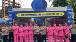 Kapolres Pidie Jaya AKBP Ahmad Faisal Pasaribu, S.H., S.I.K., M.H. didampingi Ketua Bhayangkari Cabang Pidie Jaya Ny. Dewi Ahmad Faisal Pasaribu, melakukan kunjungan ke Pos Pengamanan (Pos PAM) dan Pos Pelayanan (Pos Yan) Operasi Ketupat Seulawah 2025, Kamis (27/3/2025).foto.Ist.