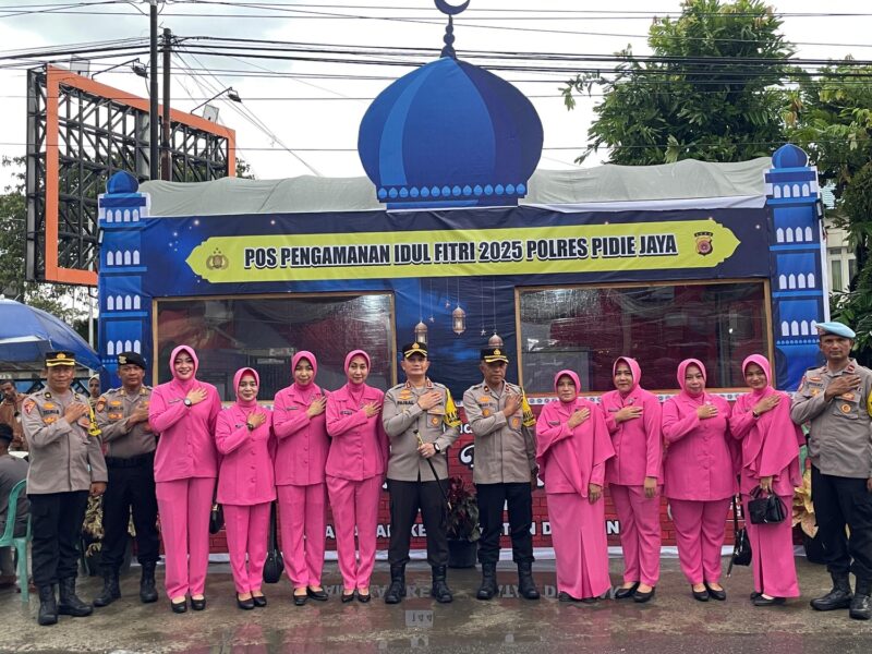 Kapolres Pidie Jaya AKBP Ahmad Faisal Pasaribu, S.H., S.I.K., M.H. didampingi Ketua Bhayangkari Cabang Pidie Jaya Ny. Dewi Ahmad Faisal Pasaribu, melakukan kunjungan ke Pos Pengamanan (Pos PAM) dan Pos Pelayanan (Pos Yan) Operasi Ketupat Seulawah 2025, Kamis (27/3/2025).foto.Ist.