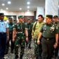  Mayor Jenderal TNI Niko Fahrizal, M.Tr.(Han)., bersama Ketua Persit Kartika Chandra Kirana (KCK) Daerah IM,menyambut kedatangan Panglima Komando Gabungan Wilayah Pertahanan I (Pangkogabwilhan I), Letnan Jenderal TNI Kunto Arief Wibowo,  pada Selasa (18/3/2025).