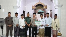 Kapolres Pidie Jaya,  Wakili Bupati Serahkan Bantuan Kemakmuran Masjid 
Baitul Ikhlas Cot Geureuto, Gampong Pulo Ulim, Kecamatan Ulim, Kamis (6/3/2025).foto.ist