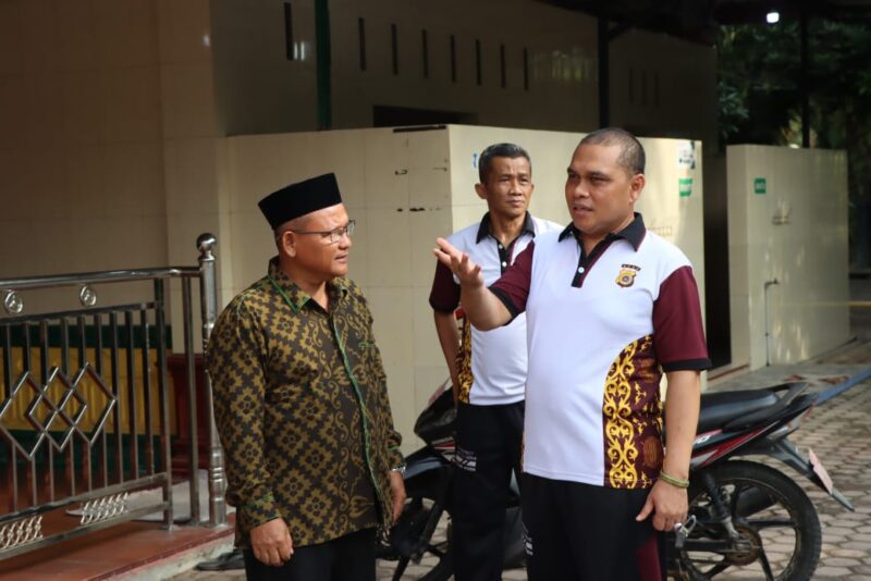 Polres Aceh Tamiang Bersihkan 13 Masjid dalam Bakti Sosial Ramadan