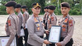 Kapolres Pidie Jaya memberikan penghargaan kepada sejumlah personel yang telah menunjukkan prestasi, loyalitas, serta kontribusi nyata dalam menjalankan tugasnya.