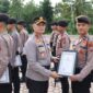 Kapolres Pidie Jaya memberikan penghargaan kepada sejumlah personel yang telah menunjukkan prestasi, loyalitas, serta kontribusi nyata dalam menjalankan tugasnya.