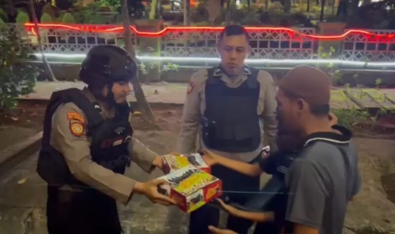 Sambil Patroli, Personel Sat Samapta Polres Langsa Bagikan Sahur Gratis kepada Masyarakat