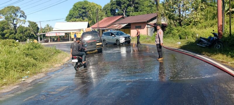 Personel Polsek Samadua Bersama Damkar Sigap Bersihkan Tumpahan Minyak CPO di Jalan Nasional.