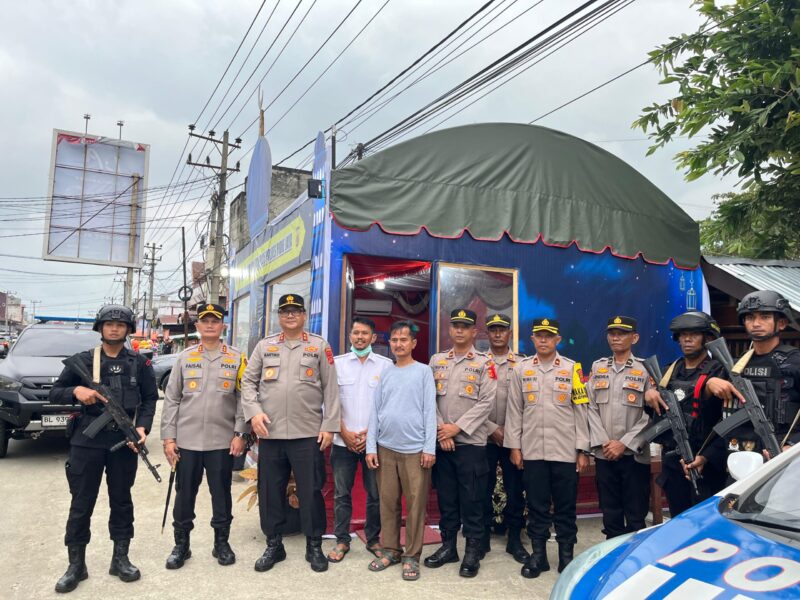 Kapolda Aceh, Irjen Pol. Dr. Achmad Kartiko, S.I.K., M.H., melakukan kunjungan kerja ke Pos Pelayanan dan Pos Pengamanan Operasi Ketupat Seulawah 2025 di wilayah hukum Polres Pidie Jaya, Rabu (26/3/2025). 
