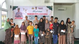 penyerahan santunan kepada anak yatim dan kaum dhuafa. Kegiatan ini berlangsung di Masjid Al-Fahri Polres Pidie Jaya pada Kamis (27/3/2025)