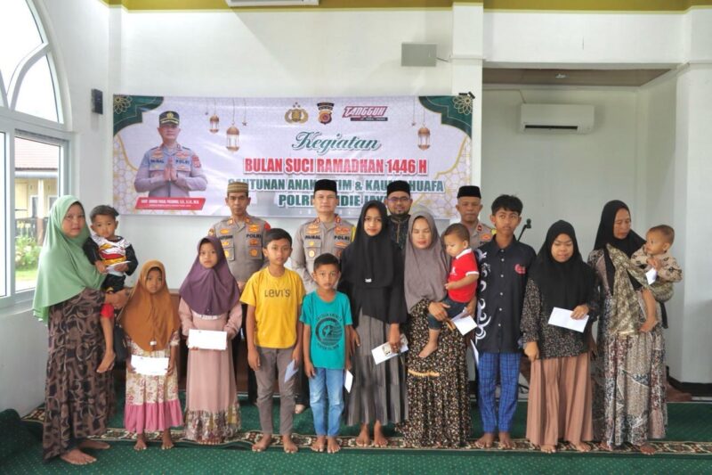 penyerahan santunan kepada anak yatim dan kaum dhuafa. Kegiatan ini berlangsung di Masjid Al-Fahri Polres Pidie Jaya pada Kamis (27/3/2025)