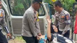 Jumat (28/3/2025) sekitar pukul 11.00 WIB, personel yang tengah bertugas dengan sigap membantu seorang lansia yang dalam kondisi lemah