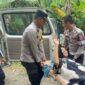 Jumat (28/3/2025) sekitar pukul 11.00 WIB, personel yang tengah bertugas dengan sigap membantu seorang lansia yang dalam kondisi lemah