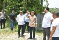 Kunker ke Pidie, Wagub Fadhlullah Tinjau Jalan Gampong dan Serahkan Sajadah ke Masjid 

 