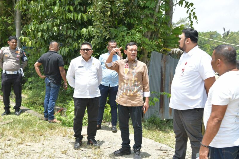 Kunker ke Pidie, Wagub Fadhlullah Tinjau Jalan Gampong dan Serahkan Sajadah ke Masjid 

 