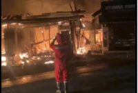 Kebakaran hebat terjadi di Jalan Saya Bulu, Kecamatan Serang, Kota Serang, Banten pada Senin (3/3/2025) malam. (Foto : TLii/Heru)