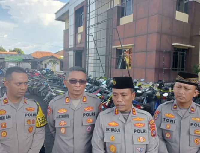 Kapolres Pandeglang AKBP Oki Bagus Setiadji (kedua kanan) memberikan keterangan kepada aeak media saaat ekspos. (TLii/Ikhsan Sururi)
