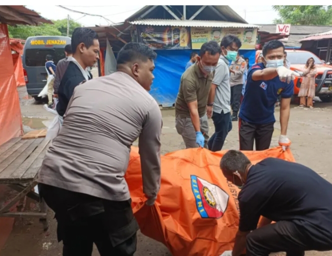 Seorang pria bernama Nurjaya (58) ditemukan telah meninggal dunia di sebuah warung di Kampung Sukadiri, Kelurahan Kasunyatan, Kecamatan Kasemen, Kota Serang. (Foto : TLii/Heru)