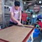 Pembuatan kue gipang. (Foto : TLii/Heru)