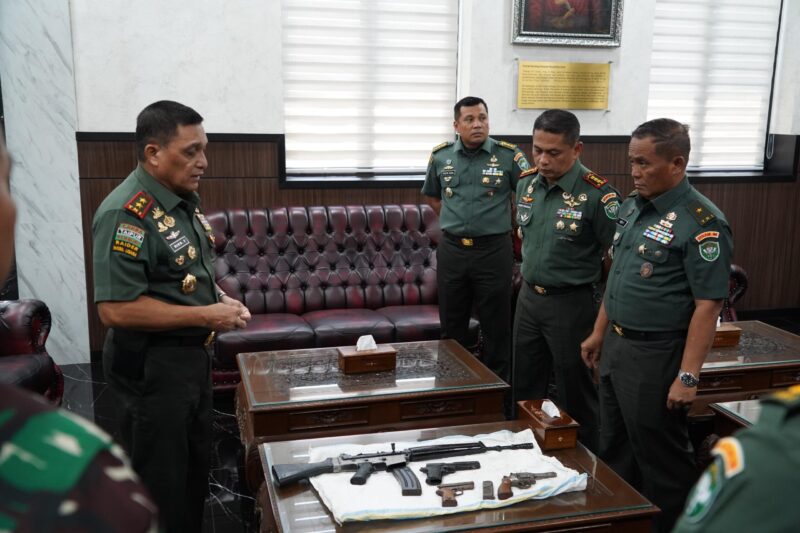 Mayor Jenderal TNI Niko Fahrizal, M.Tr. (Han), menerima secara langsung empat pucuk senjata api dari Komandan Korem (Danrem) 012/Teuku Umar, Kolonel Inf Benny Rahadian, S.E., M.Han., di ruang kerja Pangdam IM pada Selasa (4/3/2025).