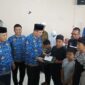 Bupati Tgk H Sibral Malasyi MA, di damping Kadissos P3A Agusmaidi, SIP,M.M, Menyerahkan Santunan Anak yatim, di Aula Kantor Camat Bandar Dua,Senin (17/03/2025)