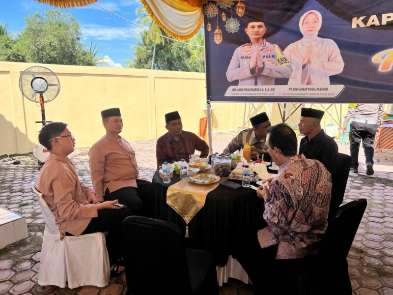 Kapolres Pidie Jaya AKBP Ahmad Faisal Pasaribu, S.H., S.I.K., M.H., bersama jajaran Pemkab Pidie Jaya menggelar Halal Bi Halal yang penuh kehangatan di Rumah Dinas Kapolres Pidie Jaya pada Kamis, (03/04/2025)