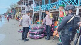 Polres Pidie Jaya melalui Pos Pelayanan Operasi Ketupat Seulawah 2025 menggelar patroli dan memberikan himbauan di kawasan wisata Pantai Islami, Kecamatan Trienggadeng, Kabupaten Pidie Jaya, Selasa (1/4/2025)