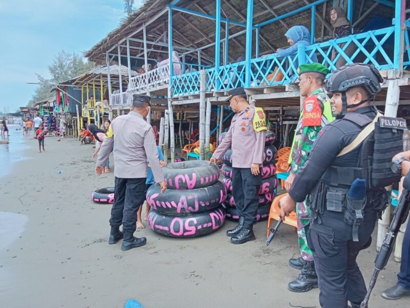 Polres Pidie Jaya melalui Pos Pelayanan Operasi Ketupat Seulawah 2025 menggelar patroli dan memberikan himbauan di kawasan wisata Pantai Islami, Kecamatan Trienggadeng, Kabupaten Pidie Jaya, Selasa (1/4/2025)