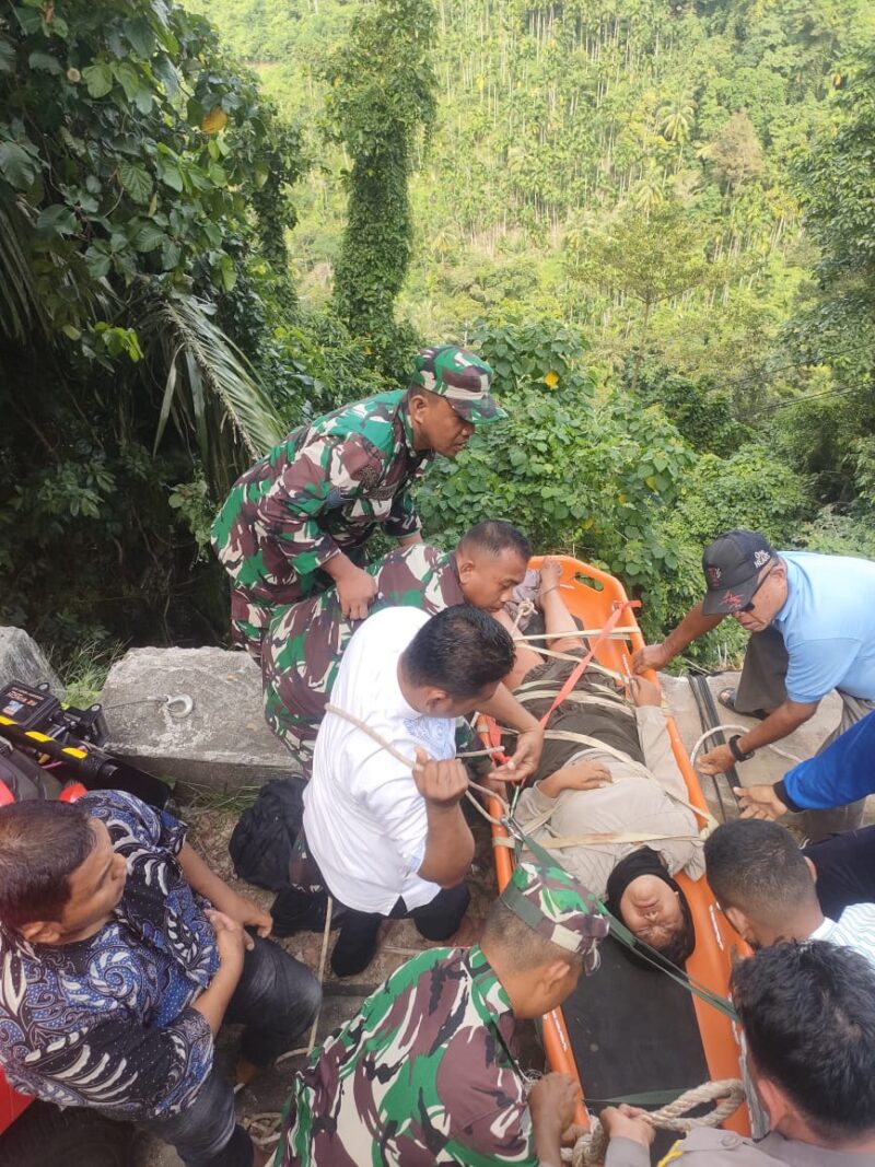 Petugas Gabungan Sedang mengevakuasi korban kecelakaan lalu lintas (laka lantas) tunggal  di Tanjakan Cot Murong, Kecamatan Suka Makmue, Kota Sabang, Rabu, (2 -4- 2025.)foto.Ist.
