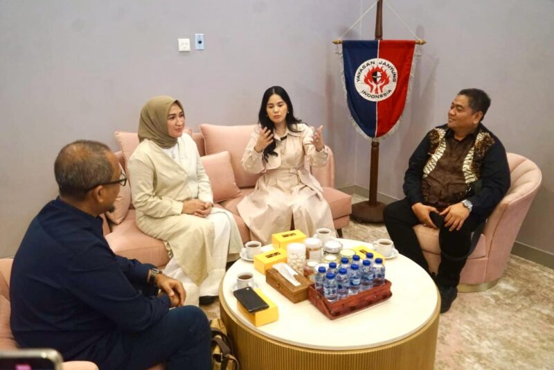 Ketua TP PKK Aceh, Marlina Muzakir berbincang dengan Ketua Umum YJI, Annisa Pohan di kantor YJI, Menteng, Jakarta Pusat, Selasa, 15 April 2025. (Foto: Humas BPPA)