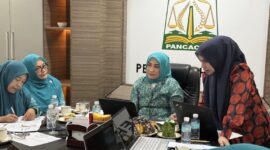 Ketua TP- PKK Aceh, Marlina Muzakir, membahas optimalisasi kinerja organisasi bersama jajaran pengurus PKK di Meuligoe Gubernur Aceh, Rabu, 16 April 2025.