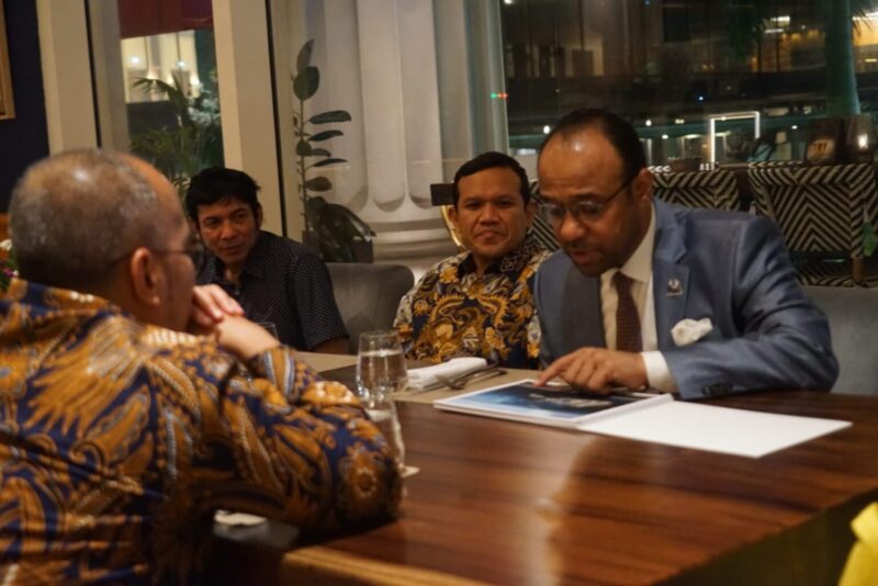 Keterangan Foto: Wagub Aceh, Fadlullah dan Duta Besar Uni Emirat Arab (UEA) untuk Indonesia, Abdulla Salem Al Dhaheri, berbincang hangat Kamis, 17 April 2025. (Foto: Humas BPPA)