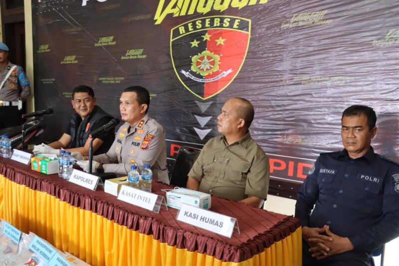 Kapolres Pidie Jaya, AKBP Ahmad Faisal Pasaribu, dalam konferensi pers yang digelar di Loby Mapolres, Kamis, 17 April 2025.